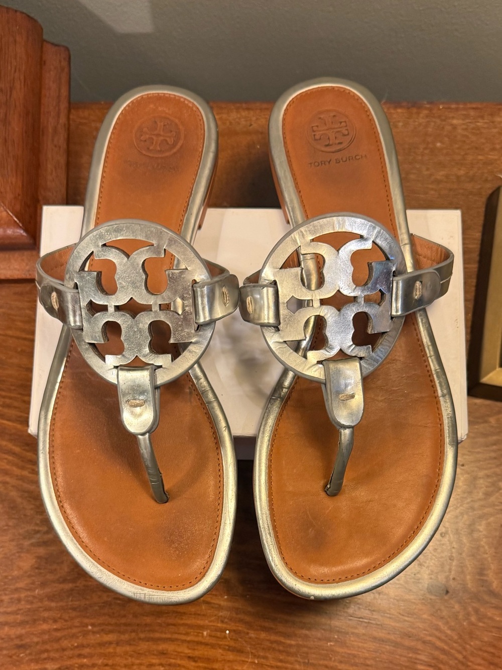 Tory Burch Miller Silver/Tan Leather Logo Thong Sandals Size 8.5 - Picture 2 of 10